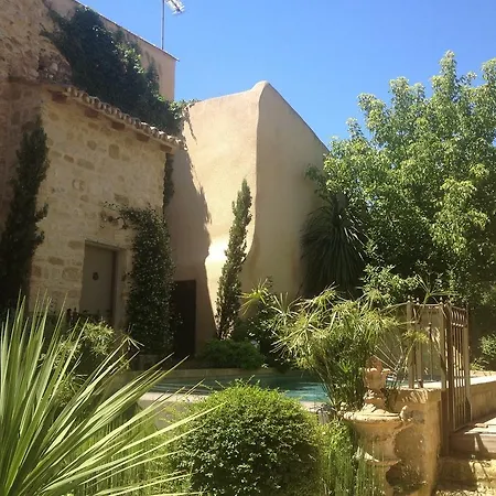Les Remparts Bed & Breakfast 3*